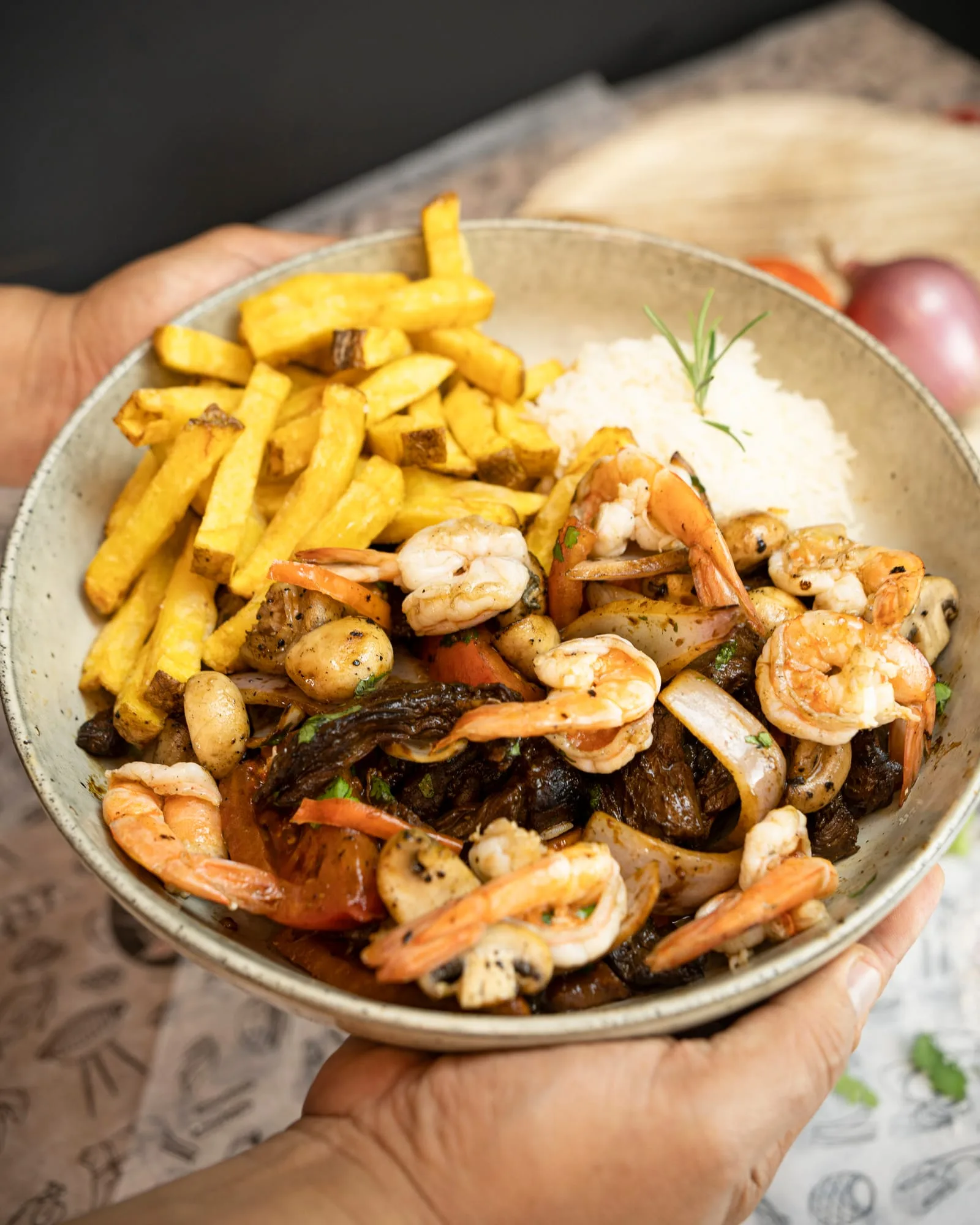 Salteado de langostinos con papas y arroz