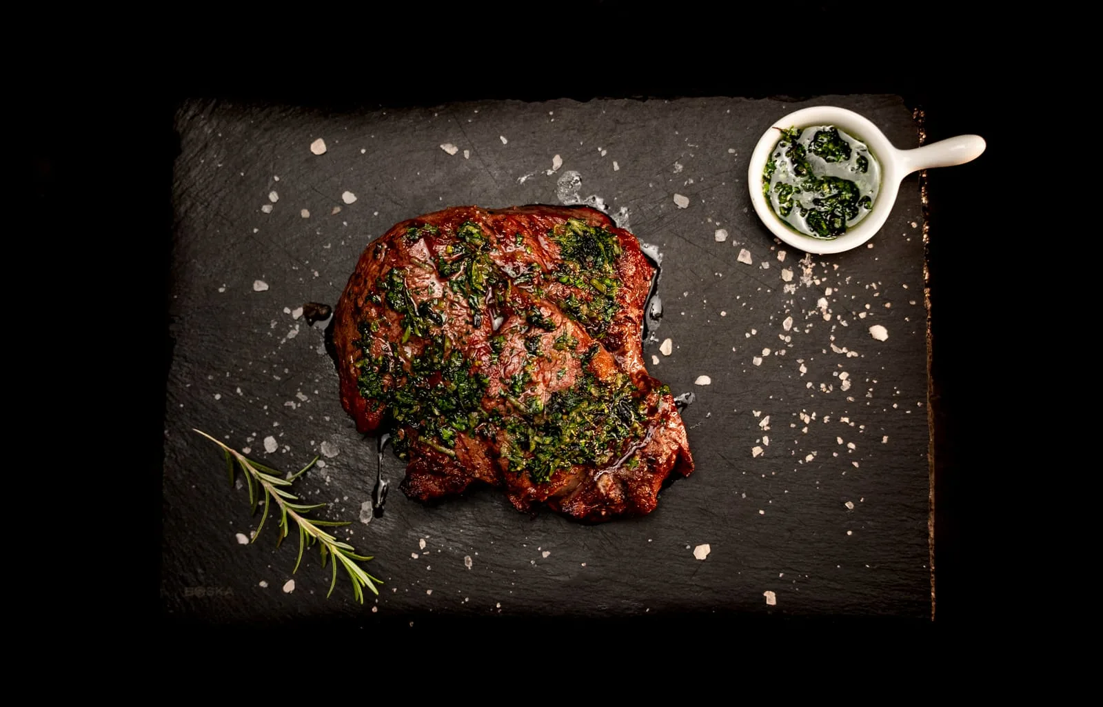Corte a la parrilla con chimichurri de la casa