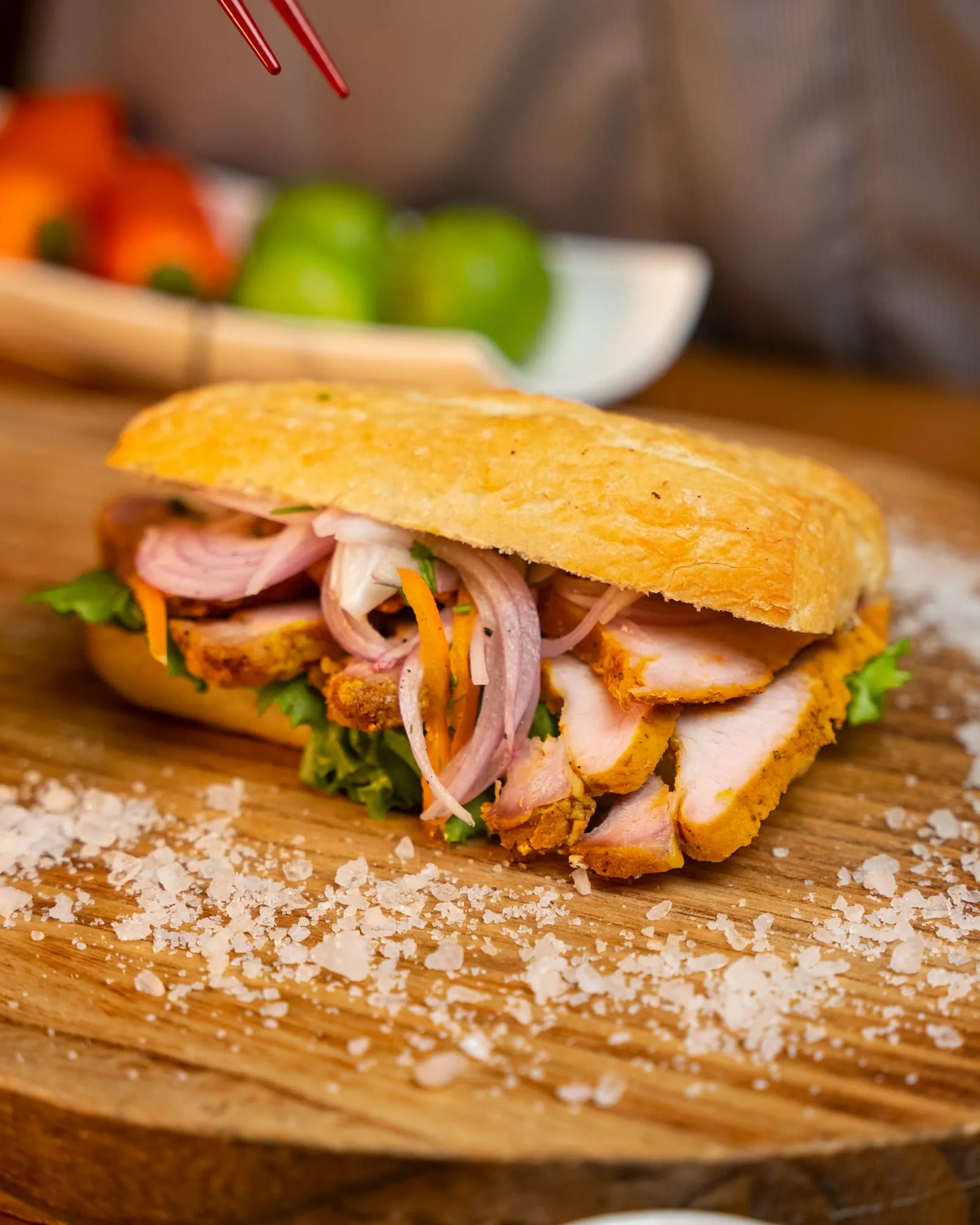 Sánguche de pollo crocante con salsa criolla