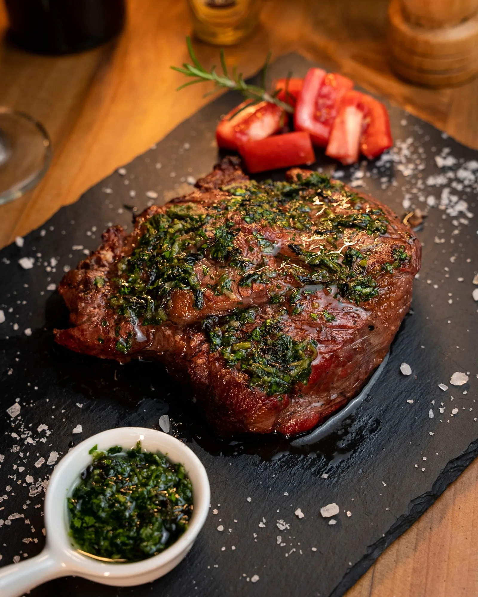 Bife ancho Angus sellado con chimichurri