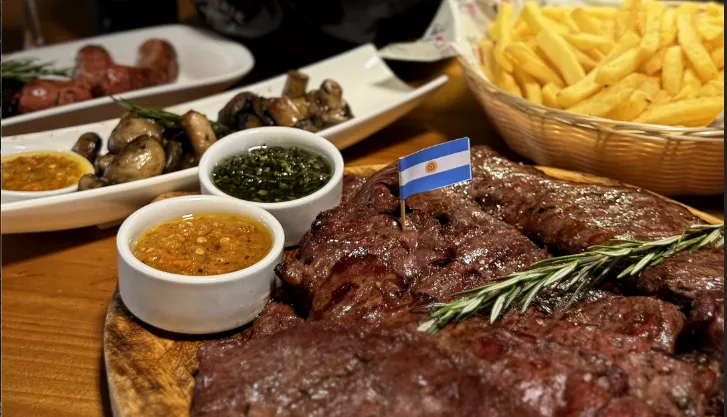 Parrilla Los Ches — cortes Angus al kamado con chorizos artesanales